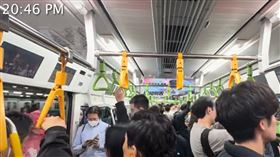 上班族好不容易下班回家，又得站很久擠電車。（圖／翻攝自YouTube-Salaryman Tokyo頻道）

