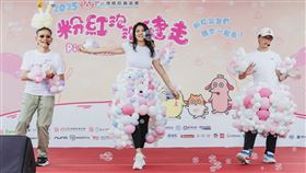 國策顧問暨總統府健康台灣推動委員會委員簡文仁老師、快艇衝浪隊長陳美彤、滑輪溜冰金牌楊合貞（左至右），身著象徵「乳癌防治防護罩」。（圖／台癌提供）
