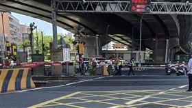 台鐵發生行人入侵事故，導致部分列車延遲，客雅平交道長時間無法通行。（圖／翻攝新竹人新竹事）