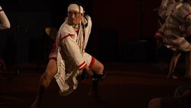 首映會開場原住民表演團體熱烈演出。（圖／秀林鄉公所提供）