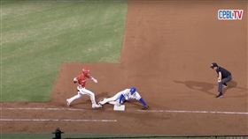 ▲黃保羅用投球手觸碰壘包。（圖／翻攝自CPBL官方Youtube） 