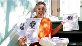 2013年，阿什利塔創下下巴頂鏈鋸最長的世界紀錄，該紀錄已刷新。（圖／翻攝金氏世界紀錄官網）