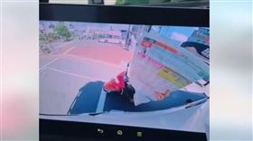 日前一段驚險離譜的行車畫面在社群平台掀起熱議。（圖／翻攝自臉書社團「爆怨公社」）