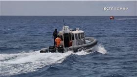 中國籍偷渡客與兒子共乘一艘橡皮艇，從桃園觀音海水浴場左側沙灘上岸，並向岸巡隊投案。（示意圖／翻攝畫面）