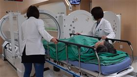 天冷燒炭取暖  苗栗夫妻一氧化碳中毒急就醫苗栗縣一對夫妻不耐天冷，竟在房間燒炭取暖，由於門窗緊閉通風不佳，兩人陸續出現頭暈、頭痛、噁心等症狀，才趕緊就醫；確認為一氧化碳中毒，經高壓氧治療後，不適症狀已有改善。（苗栗縣大千醫院提供）中央社記者管瑞平傳真  111年2月10日