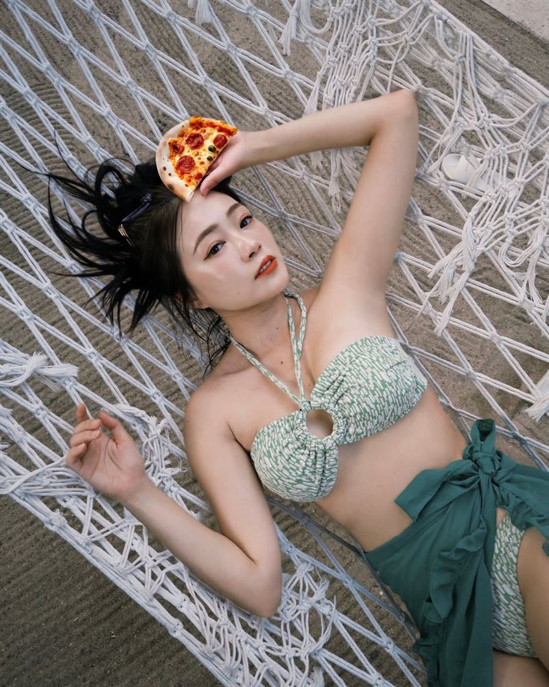 ㄚ頭赴印尼峇里島的庫塔海灘,比基尼美照大解放。(圖/翻攝自ava112411 IG)