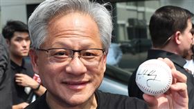 黃仁勳專機抵松山機場（1）2025台北國際電腦展（COMPUTEX）將於下週登場，輝達（NVIDIA）執行長黃仁勳（前）16日下午搭機抵台北松山機場，有粉絲拿棒球給他簽名。中央社記者吳家昇攝  114年5月16日