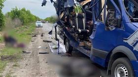 被炸毀的巴士車體，半邊車殼掀開、現場滿目瘡痍。（圖／翻攝自X）