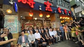 ▲輝達執行長黃仁勳現身磚窯餐廳，舉辦年度「兆元宴」，台灣AI供應鏈重量級領袖共襄盛舉，黃仁勳感謝供應鏈夥伴拉升產能，肯定台灣科技實力。（圖／記者師瑞德攝影）