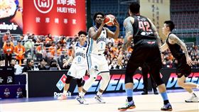 ▲台北富邦勇士洋將沃特斯在末節扮演救世主，率隊上演絕地大反攻逆轉領航猿。（圖／富邦勇士提供）