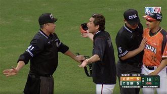 罕見狀況妨礙守備　林岳平氣炸衝出休息室