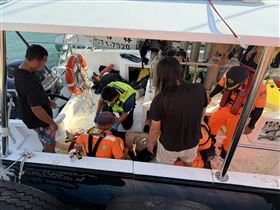 ▲屏東後壁湖2名潛水客被漁船螺旋槳打中，救起後，分別送醫治療。（圖／翻攝畫面）