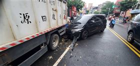 ▲新北市蘆洲，蘇姓男子駕駛的轎車先是和計程車擦撞，再失控撞上路邊環保車，環保車上餿水灑滿地。（圖／翻攝畫面）