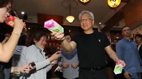 黃仁勳在現場發起飲料，相當親民。（圖／鏡週刊）