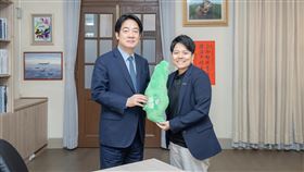 總統：能上街頭證明沒有獨裁者總統賴清德（左）日前接受網路節目「敏迪選讀」專訪，17日播出訪談內容。總統說，民主制度不可能有獨裁者，能走上街頭，就是用行動證明沒有獨裁者。右為節目主持人敏迪。（總統府提供）中央社記者溫貴香傳真  114年5月17日