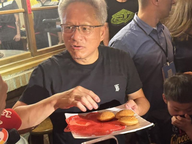 黃仁勳現身「兆元宴」，與台灣AI大咖共襄盛舉再寫歷史，餐敘間黃仁勳穿梭各桌敬酒寒暄，氣氛熱絡如同業界盛典，黃仁勳三進三出餐廳，親送梅子綠茶、油飯、油炸冰淇淋給門外媒體、粉絲解渴、充飢。（圖／記者師瑞德攝影）