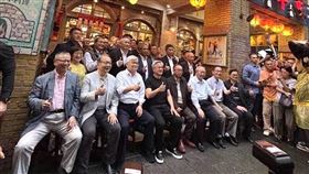 ▲黃仁勳現身「兆元宴」，與台灣AI大咖共襄盛舉再寫歷史，餐敘間黃仁勳穿梭各桌敬酒寒暄，氣氛熱絡如同業界盛典，黃仁勳三進三出餐廳，親送梅子綠茶、油飯、油炸冰淇淋給門外媒體、粉絲解渴、充飢。（圖／記者師瑞德攝影）