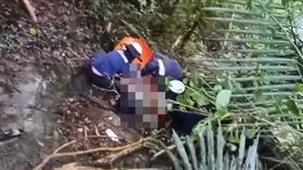 54歲婦人與家人到獨立山步道健行，遭落石砸死嚇壞親友。（圖／翻攝畫面）