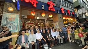 ▲黃仁勳現身「兆元宴」，與台灣AI大咖共襄盛舉再寫歷史，餐敘間黃仁勳穿梭各桌敬酒寒暄，氣氛熱絡如同業界盛典，黃仁勳三進三出餐廳，親送梅子綠茶、油飯、油炸冰淇淋給門外媒體、粉絲解渴、充飢。（圖／記者師瑞德攝影）