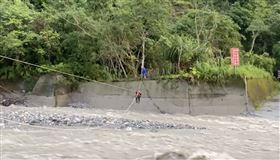 ▲因為暴雨，民眾受困砂婆礑溪對岸，幸及時獲救。（圖／翻攝畫面）