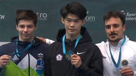 體操世界盃挑戰賽  邱敏翰地板摘金在斯洛維尼亞舉行的體操世界盃挑戰賽，台灣男子好手邱敏翰（中）17日在地板決賽，以總分13.833，摘下生涯首面國際賽金牌。（中華體操代表隊教練提供）中央社記者黎建忠傳真  114年5月17日