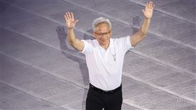 黃仁勳擔任2025雙北世壯運聖火代表2025雙北世壯運開幕典禮17日晚間在台北大巨蛋盛大登場，輝達執行長黃仁勳（圖）應邀擔任聖火代表，登場時受到現場觀眾熱烈歡呼。中央社記者趙世勳攝  114年5月17日
