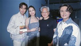 告五人登世壯運開唱，後台驚喜同框黃仁勳（圖／相信音樂提供）