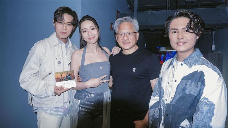 告五人登世壯運開唱　後台驚喜同框黃仁勳