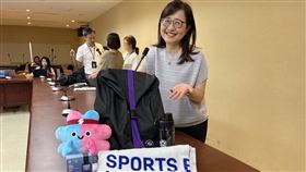 2025雙北世壯運「選手大禮包」2025雙北世界壯年運動會執委會主委林奕華6日介紹，「選手大禮包」價值超過新台幣4000元，包含有大浴巾、100%使用回收寶特瓶製成的後背包與紀念衣、耐熱運動水壺以及可分解餐具。中央社記者楊淑閔攝  114年5月6日