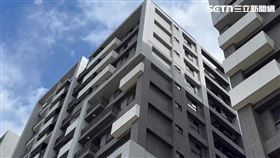 ▲桃園市蘆竹二號社會住宅女房客出國放任幼貓墜樓身亡。（圖／翻攝畫面）
