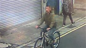 楊男經常觀察周遭車輛，趁車主不注意時，偷走車內財物。（圖／翻攝畫面）