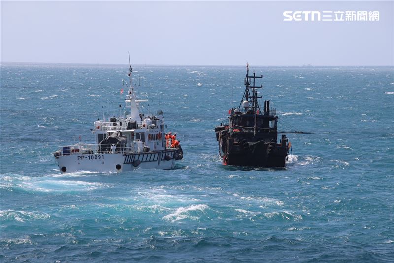 海巡署巡防艇登檢扣留越界中國漁船。（圖／翻攝畫面）