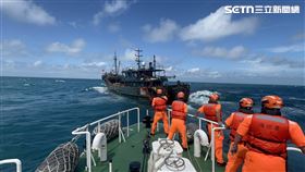 ▲海巡署巡防艇登檢扣留越界中國漁船。（圖／翻攝畫面）
