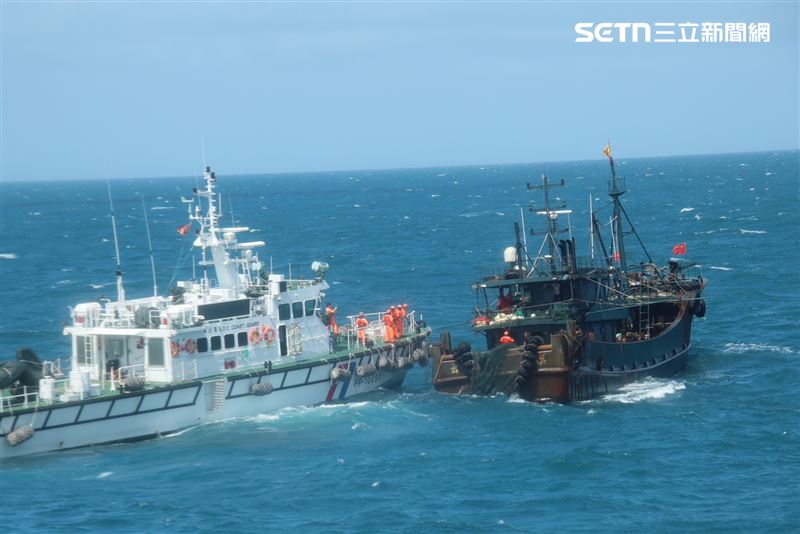 海巡署巡防艇登檢扣留越界中國漁船。（圖／翻攝畫面）