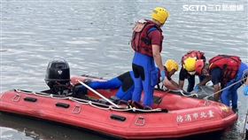 ▲北市民眾在淡水河面發現1具男性浮屍，警消將大體拖回敦煌碼頭。（圖／翻攝畫面）