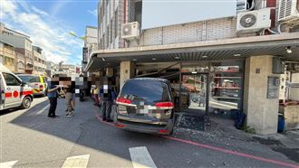 休旅車撞進早午餐店　驚悚衝撞影片曝光