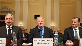 美國眾議院美中戰略競爭特別委員會聽證會美國眾議院美中戰略競爭特別委員會15日舉行「在緊張加劇下維持嚇阻力：防止中共對台侵略」聽證會，前太平洋陸軍司令佛林（右）、美退役海軍少將蒙哥馬利（中）及前副國務卿康貝爾（左）出席。中央社記者鍾佑貞華盛頓攝 114年5月16日