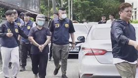 花蓮秀林鄉某國中一名28歲蔡姓女老師昨天（17日）被發現陳屍在教會宿舍內，疑遭人性侵、勒斃。涉案劉姓男子今天中午在一處防風林裡意圖畏罪輕生，被警方攔阻、逮捕，警方押解嫌犯至其住處搜索