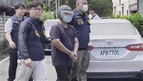 花蓮秀林鄉某國中一名28歲蔡姓女老師昨天（17日）被發現陳屍在教會宿舍內，疑遭人性侵、勒斃。涉案劉姓男子今天中午在一處防風林裡意圖畏罪輕生，被警方攔阻、逮捕，警方押解嫌犯至其住處搜索