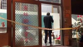 花蓮秀林鄉某國中一名28歲蔡姓女老師昨天（17日）被發現陳屍在教會宿舍內，疑遭人性侵、勒斃。涉案劉姓男子今天中午在一處防風林裡意圖畏罪輕生，被警方攔阻、逮捕，警方押解嫌犯至其住處搜索，釐清犯案動機及過程，預計明天上午進行相驗，調查蔡姓女師有無遭性侵及死因。