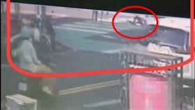 女童,過馬路,推倒,撞倒,婦人,怪婦,路口,恐怖,台中（圖／翻攝自台中市西屯區大小事社團臉書）