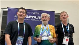 ▲昆凌爺爺世壯運首日奪1金1銀，昆凌爸爸、弟弟陪同下出席記者會。（圖／記者蔡厚瑄攝影）
