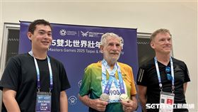 ▲昆凌爺爺世壯運首日奪1金1銀，昆凌爸爸、弟弟陪同下出席記者會。（圖／記者蔡厚瑄攝影）