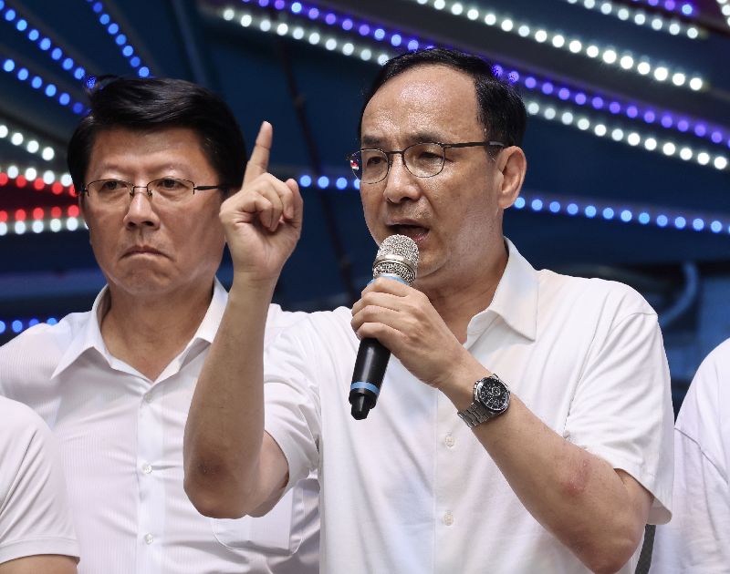 國民黨主席朱立倫（右）18日下午出席「反惡罷 戰獨裁」台北市中正萬華場政策說明會