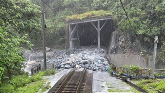 台鐵北迴線被豪雨沖斷　卡隧道旅客抵花蓮