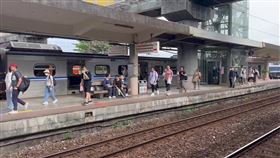 台鐵和仁＝崇德間水淹超過軌面，且電車線設備受損，造成班次大亂，宜蘭車站擠滿人潮。（圖／翻攝畫面）