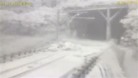 台鐵和仁＝崇德間水淹超過軌面，且電車線設備受損，造成班次大亂，宜蘭車站擠滿人潮。（圖／翻攝畫面）