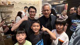 黃仁勳和老婆Lori到「花娘小館」用餐，和粉絲親切合照。（圖／民眾提供）