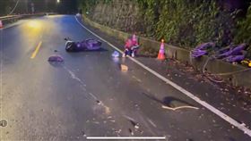 ▲因為豪雨，新北市三峽台七乙線往桃園方向發生土石坍落。一名女騎士被落石擊中倒地，所應意識清楚，送醫治療。（圖／翻攝畫面）
