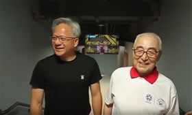 黃仁勳（左）和林友茂擔任世壯運聖火傳遞者，私下問他長壽秘訣，林友茂說：多看美女。 (圖/翻攝threads@reporter.taiwan
)